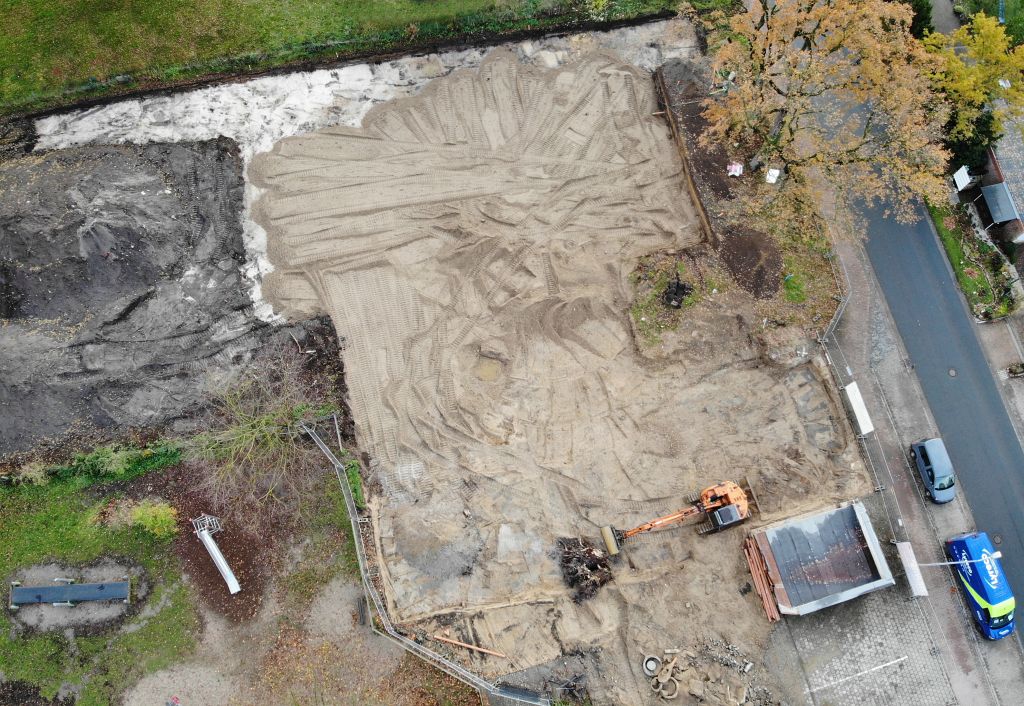 Das Foto zeigt ein Luftbild von der Baustelle des neuen Feuerwehrgerätehauses Otternhagen. Es vermittelt einen Eindruck von der Größe des neuen Gerätehauses.