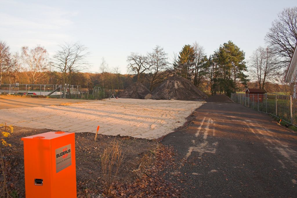 Das Foto zeigt den mit Sand aufgefüllten Baugrund für das Dienstgebäude des neuen Feuerwehrgerätehauses.