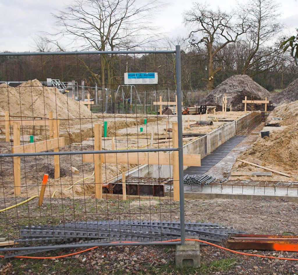 Das Bild zeigt im linken Bildbereich die zukünftige Fahrzeughalle. Rechts daneben sind die Bauarbeiten am Fundament des Dienstgebäudes erkennbar.
