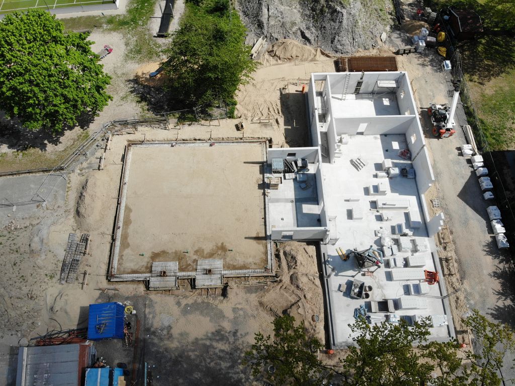 Das Foto zeigt die Gesamtansicht der Baustelle des neuen Feuerwehrgerätehauses in Otternhagen am 25.04.2020 von der Vorderseite.