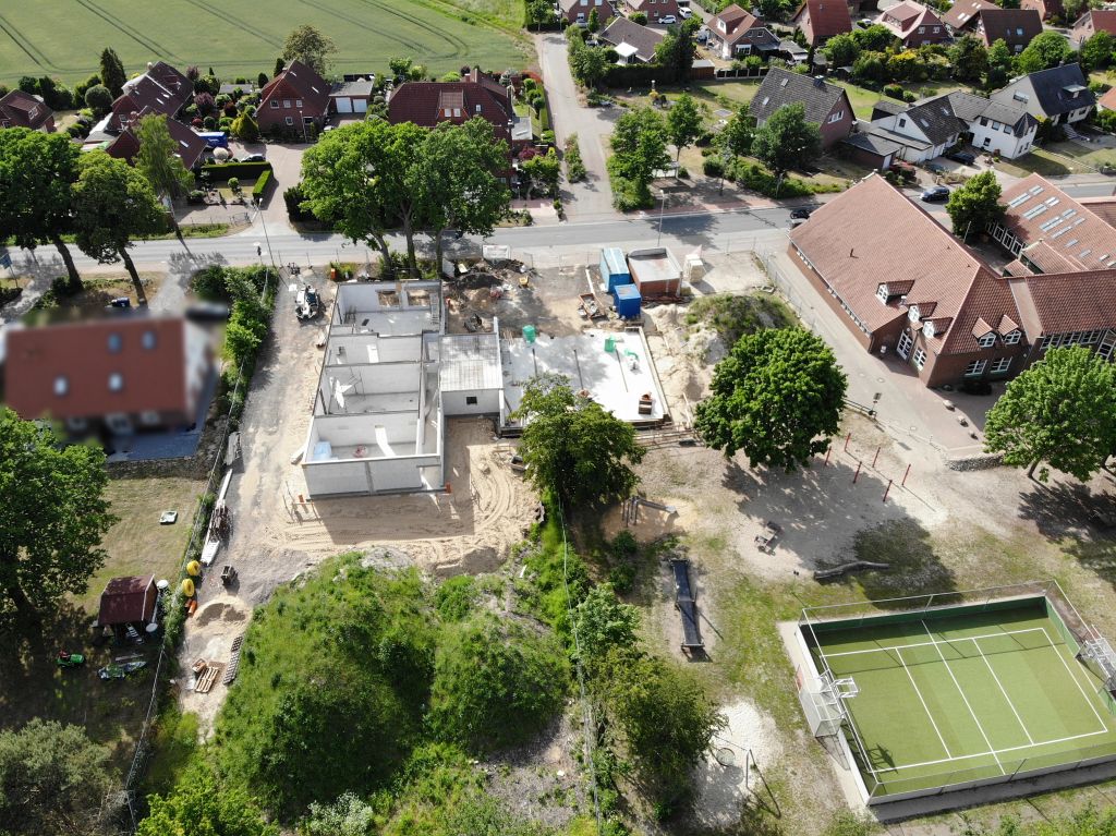 Diese Luftbildaufnahme zeigt eine Gesamtansicht der Baustelle und der näheren Umgebung des Feuerwehrgerätehauses in Otternhagen.