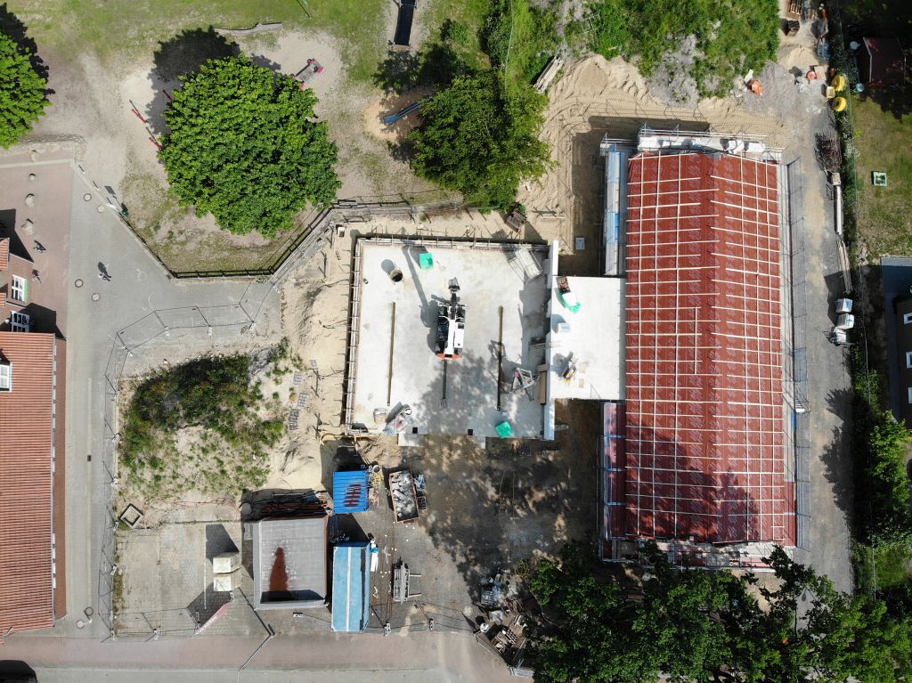 Dieses Foto zeigt die Baustelle Feuerwehrgerätehaus Otternhagen am 12.06.2020: Der Dachstuhl auf dem Dienstgebäude wird fertiggestellt.