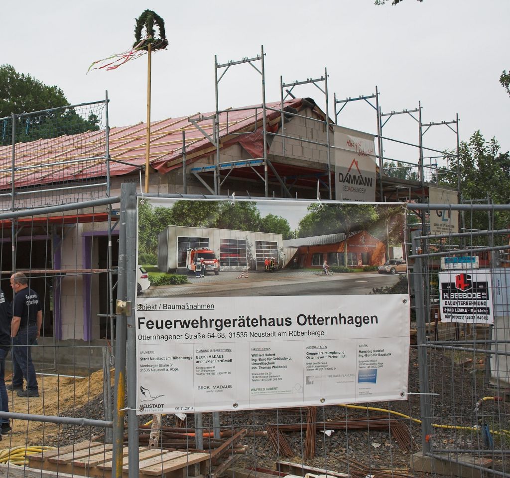 Das Foto zeigt den Richtkranz am neuen Feuerwehrgerätehaus in Otternhagen.