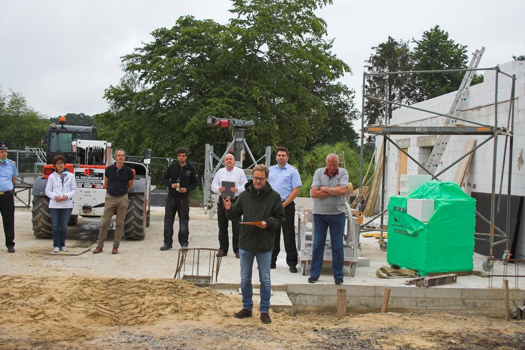 Das Bild zeigt, wie Herr Jörg Homeier, Fachbereichsleiter Infrastruktur bei der Stadt Neustadt am Rübenberge, über die Baumaßnahmen und den Baufortschritt berichtet.