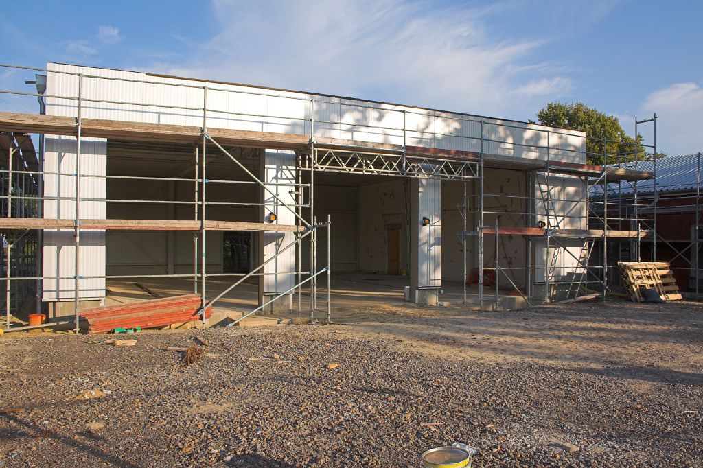 Dieses Foto zeigt die Fahrzeughalle des neuen Feuerwehrgerätehauses in Otternhagen.