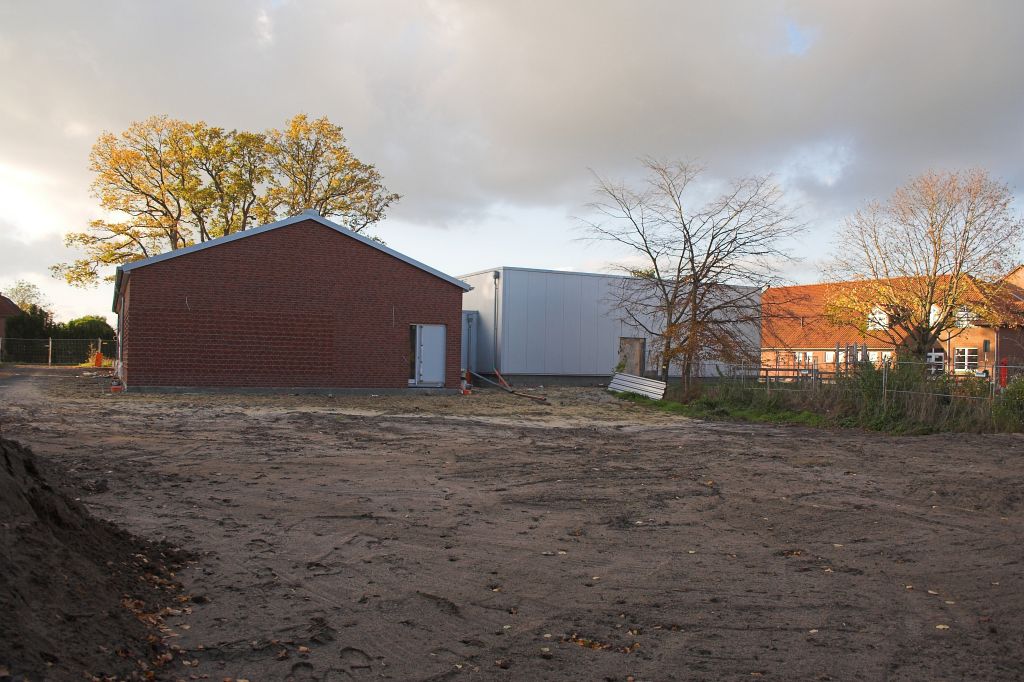 Das Bild zeigt die eingeebnete Fläche hinter dem Feuerwehrgerätehaus Otternhagen, auf der ein Parkplatz entsteht.