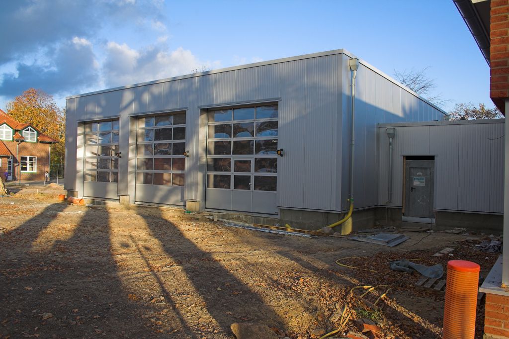 Auf dem Foto ist die Fahrzeughalle mit geschlossenen Hallentoren des Feuerwehrgerätehauses in Otternhagen abgebildet.