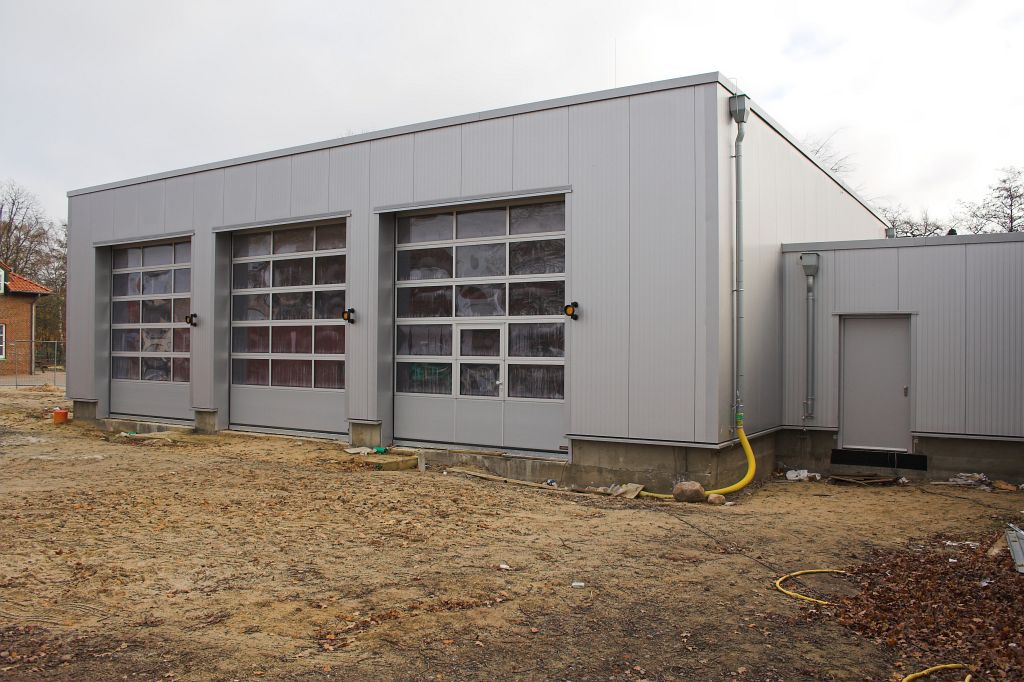Dieses Foto zeigt die Fahrzeughalle des neuen Feuerwehrgerätehauses in Otternhagen.