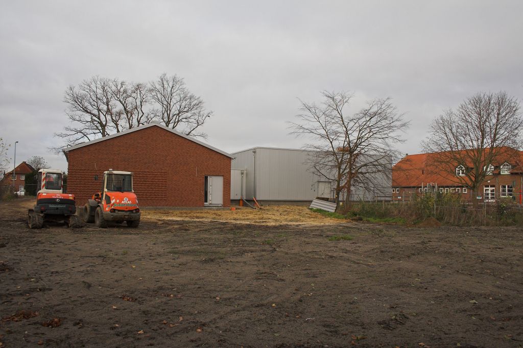 Das Foto zeigt einen Blick auf das Feuerwehrgerätehaus Otternhagen von der hinteren Grundstücksecke.