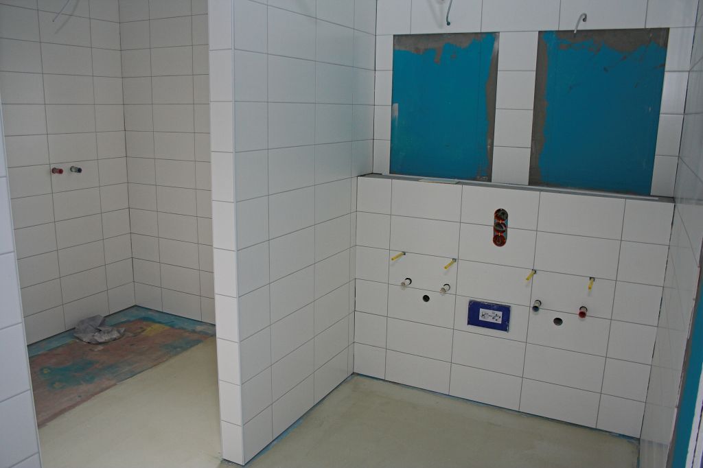 Auf der Abbildung wird eine sanitäre Anlage im Feuerwehrgerätehaus Otternhagen gezeigt. Jeder Umkleidebereich verfügt über einen eigenen Sanitärbereich, der nur direkt aus dem jeweiligen Umkleideraum zugänglich ist.