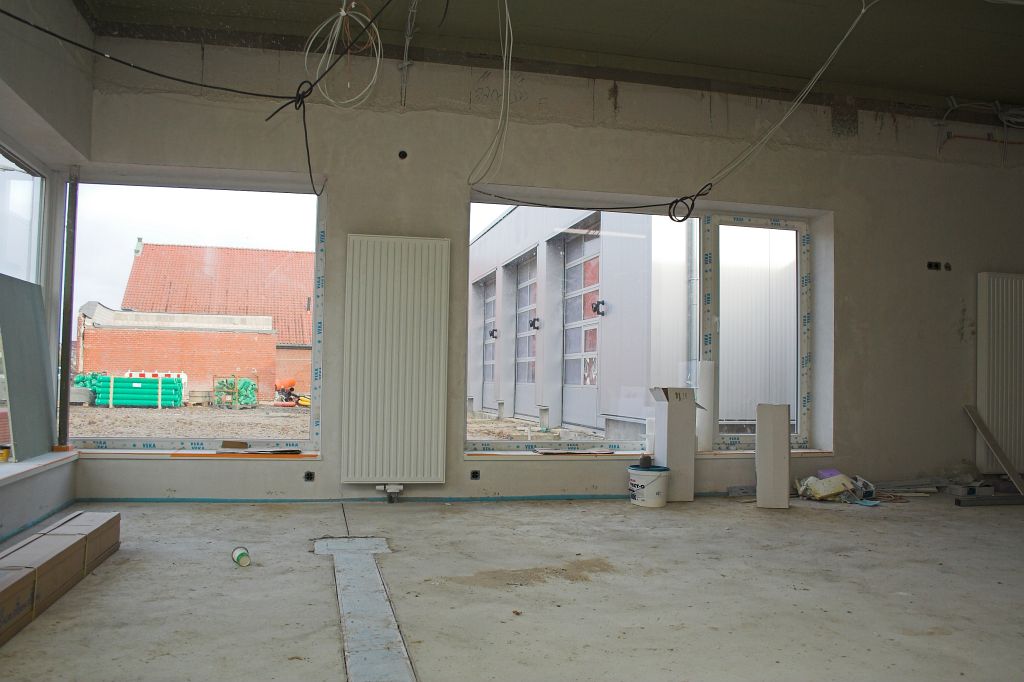 Dieses Foto zeigt einen Blick aus dem Schulungsraum des Feuerwehrgerätehauses Otternhagen auf die Fahrzeughalle.