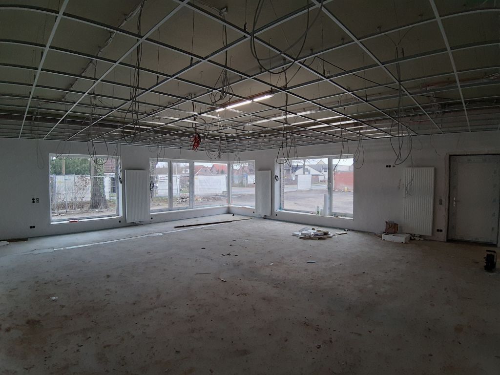 Das Bild zeigt den Schulungsraum im Dienstgebäude. Deutlich sichtbar: Die Deckenprofile für die abgehängte Raumdecke.