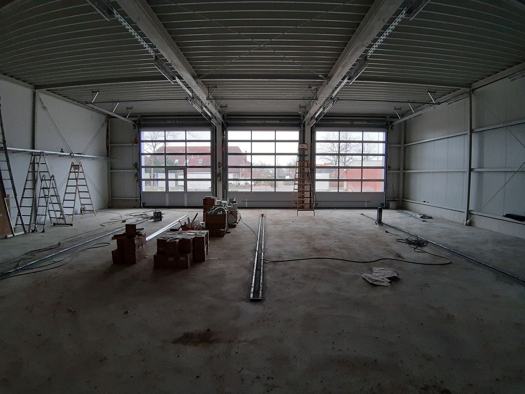 Das Foto zeigt die Fahrzeughalle mit Blick auf die geschlossenen Hallentore.