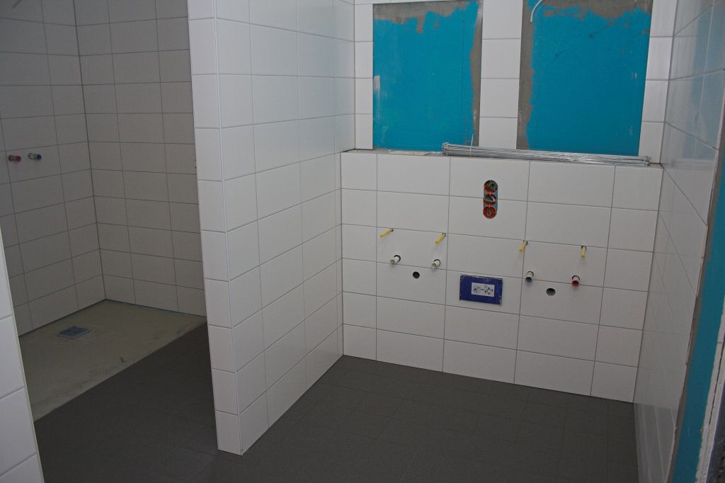 Die getrennten Umkleideräume für die Feuerwehrfrauen und -männer verfügen über eigene Sanitäranlagen, die direkt aus dem jeweiligen Umkleideraum zugänglich sind.