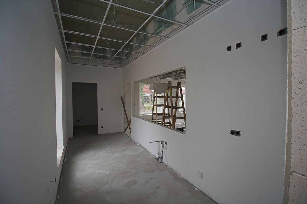 Dieses Foto zeigt den Küchenbereich mit Durchgang in den Lagerraum.