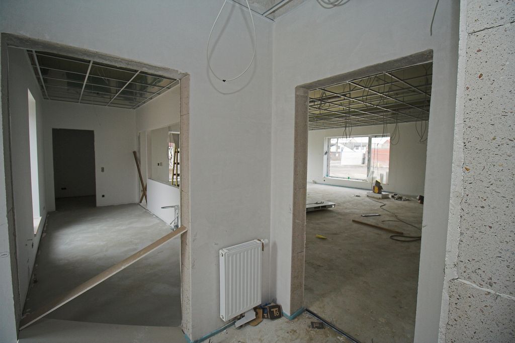 Das Foto zeigt den Vorraum des Haupteinganges. Der Haupteingang führt in einen Vorraum, von dem aus der Küchenbereich (Durchgang auf der linken Seite), der Schulungsraum (Durchgang auf der rechten Seite) und der Büroraum erreicht werden.