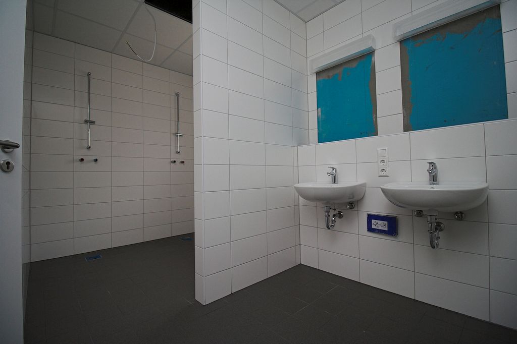 In den Sanitäranlagen der Umkleideräume wurden bereits Sanitärobjekte installiert.