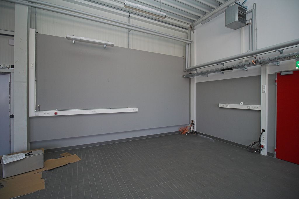 An dieser Stelle in der Fahrzeughalle entsteht ein Werkstattbereich.