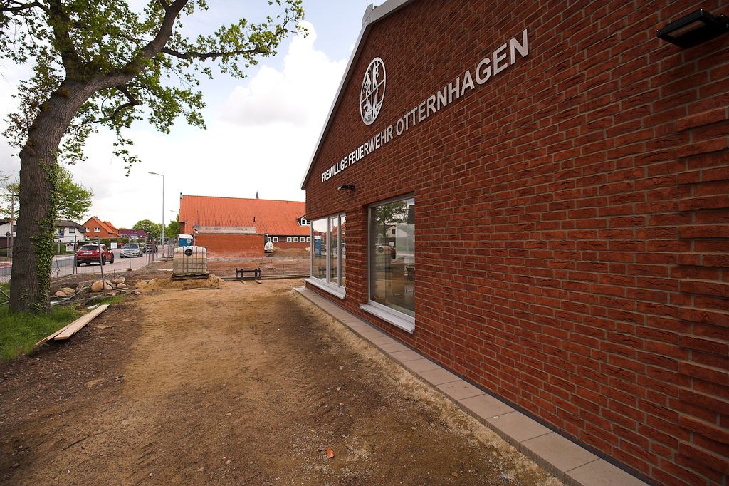 Die Aufnahme zeigt die Straßenseite des Feuerwehrgerätehauses in Otternhagen in der Seitenansicht.