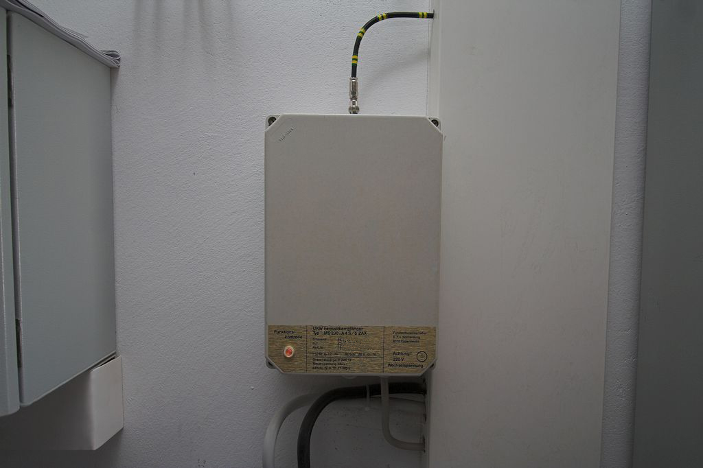 Das Foto zeigt einen UKW-Fernwirkempfänger, der bereits im alten Gerätehaus im Einsatz war und nun seinen Dienst im neuen Standort fortsetzt. Er ermöglicht es der Leitstelle, einen Sirenen-Alarm über ein Funksignal auszulösen.