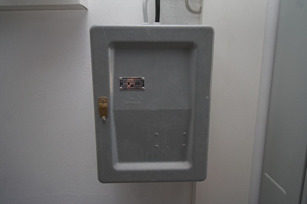 Die Aufnahme zeigt den Sirenenschaltkasten. Dieser wird zur Ansteuerung der Sirene über den UKW-Fernwirkempfänger benötigt. Auch dieses Gerät wurde vorher im alten Feuerwehrgerätehaus eingesetzt.