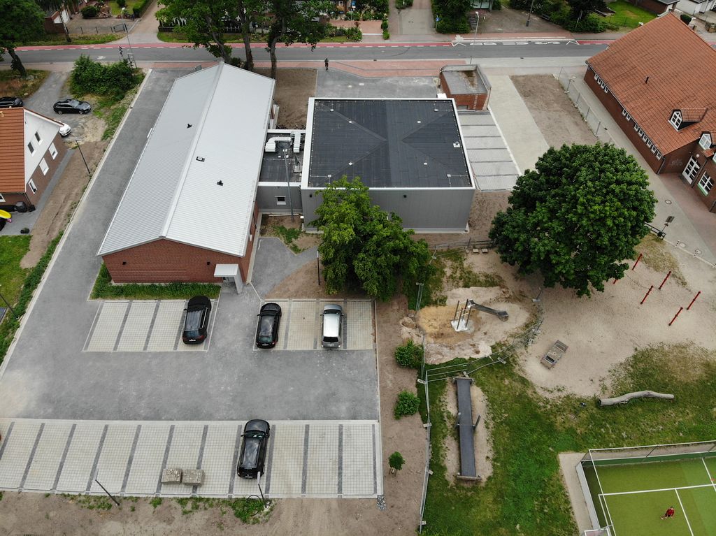 Das Foto zeigt die Parkplätze für die Feuerwehrfrauen und Feuerwehrmänner auf der Rückseite des Dienstgebäudes.