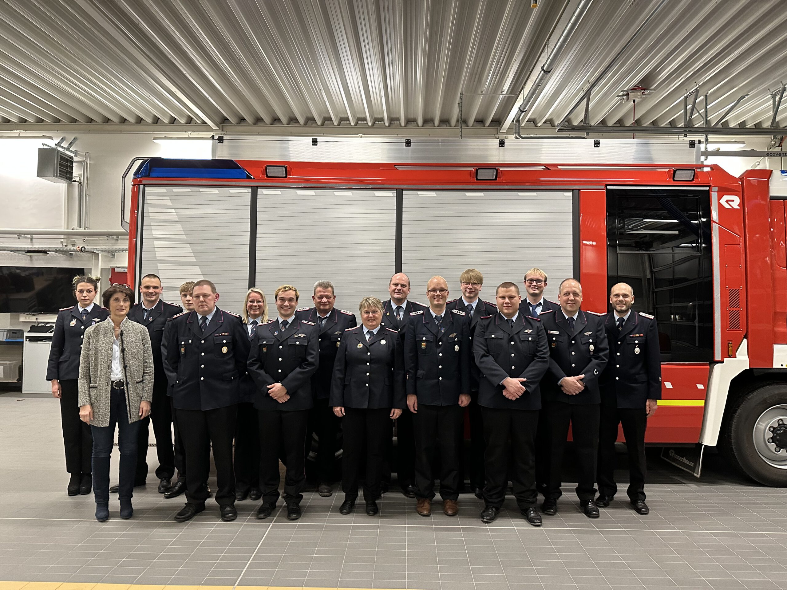 Ortskommando mit Geehrten und Beförderten